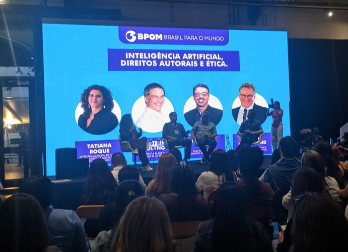 Mesa redonda com Tatiana Roque e Marcelo Solano sobre "inteligência artificial, direitos autorais e ética". Fotografia: NB Editorial